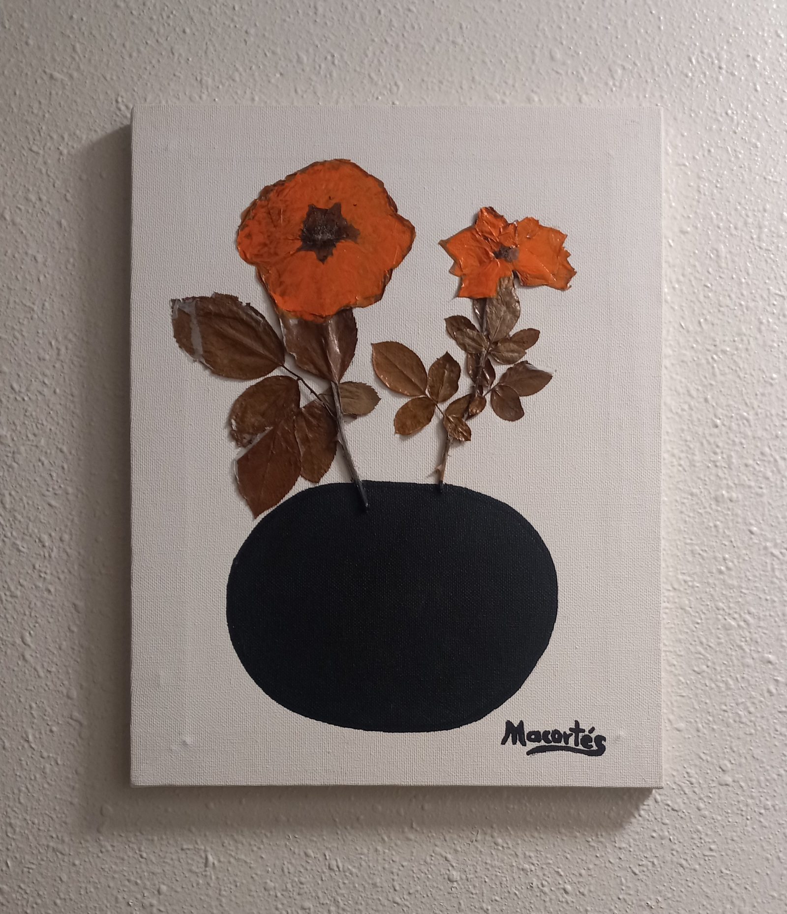 Orange Flowers — flor seca sobre lienzo, obra de Angélica María Cortés Barajas