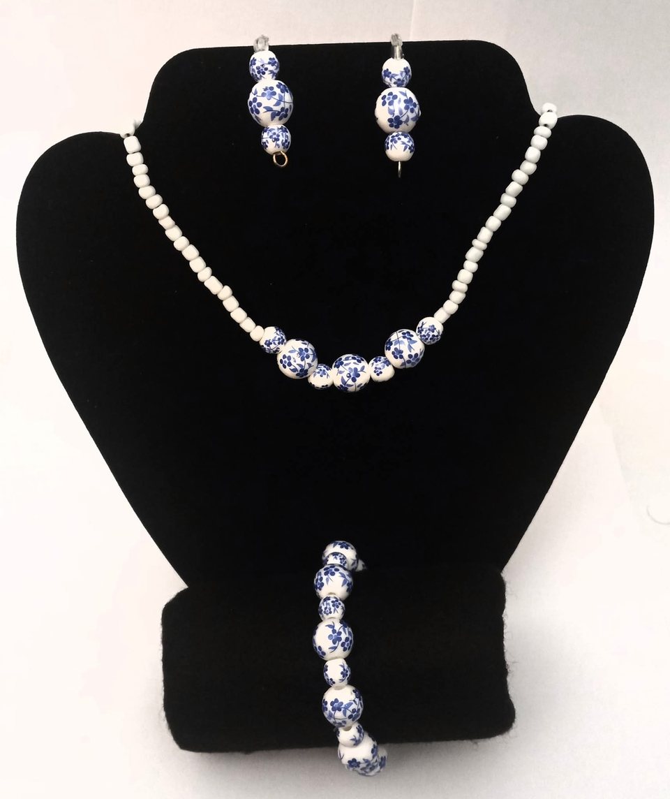 Set floral blanco — collar, aretes y pulsera