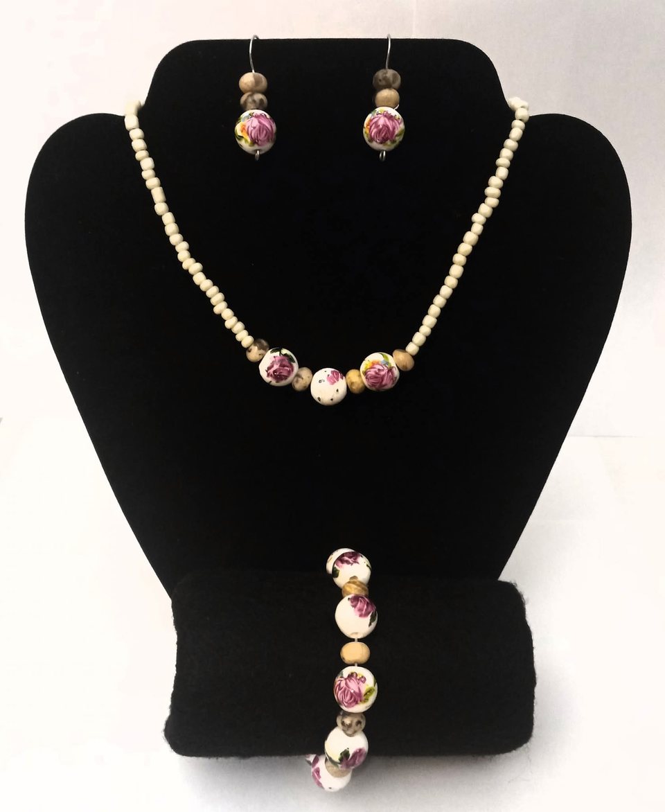 Set floral beige — collar, aretes y pulsera